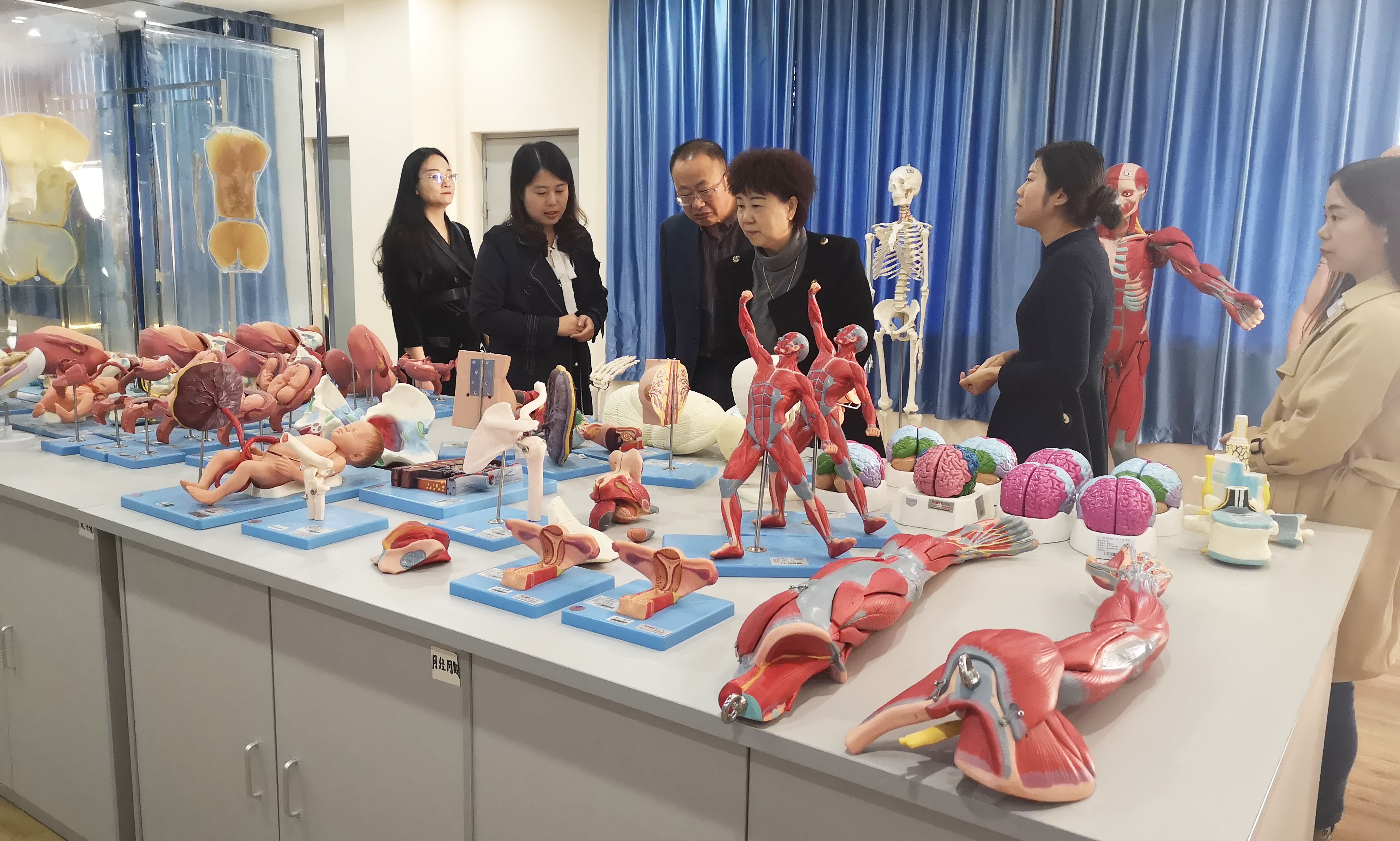 图1-1 参观实验室.jpg 图1-1 参观实验室.jpg