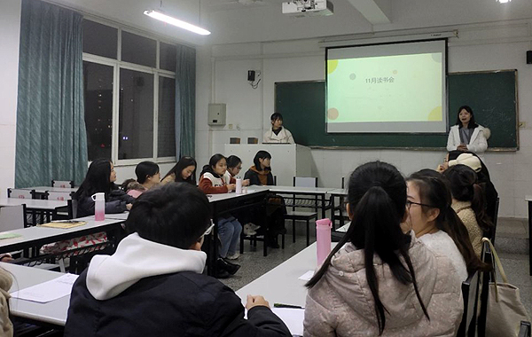 读书会现场.jpg 读书会现场.jpg