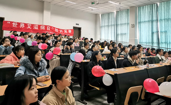 同学认真听讲.jpg 同学认真听讲.jpg