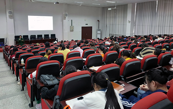 全体学生聆听讲座.jpg 全体学生聆听讲座.jpg