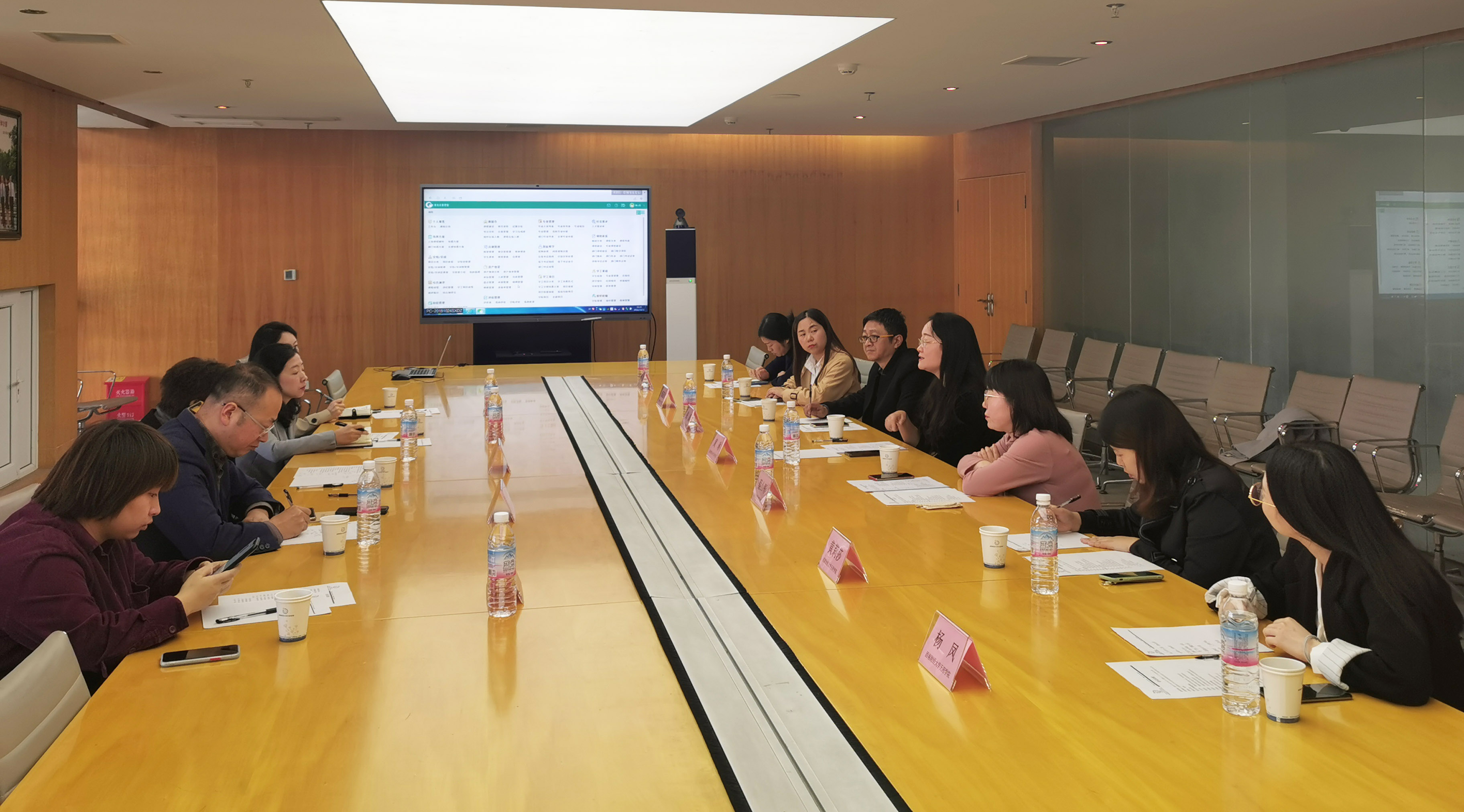 图3-3 召开座谈会.jpg 图3-3 召开座谈会.jpg