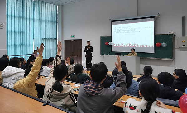 同学们积极回答问题.jpg 同学们积极回答问题.jpg