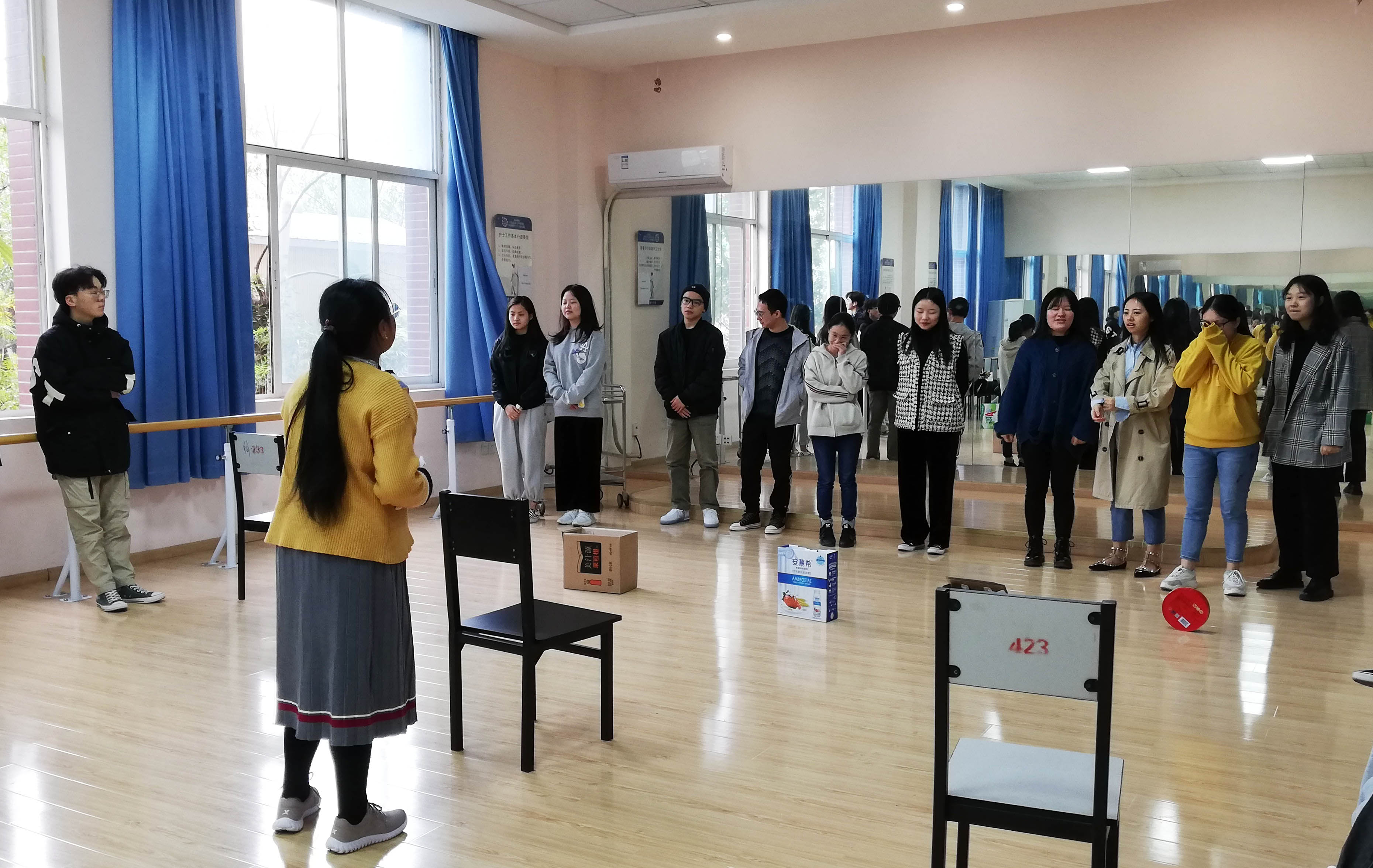 图1 “盲人过河”活动现场1.jpg 图1 “盲人过河”活动现场1.jpg
