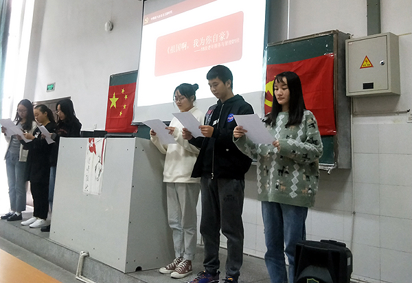 3-同学诵读.jpg 3-同学诵读.jpg