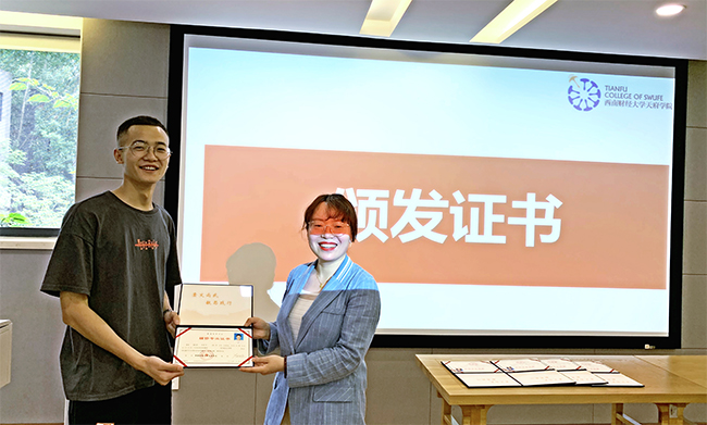 图2 蔡山彤为学员颁发证书.jpg 图2 蔡山彤为学员颁发证书.jpg
