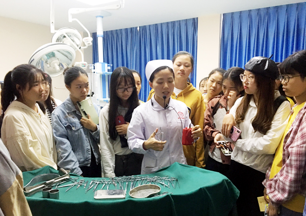 谢秋菊老师介绍实验室设备.jpg 谢秋菊老师介绍实验室设备.jpg