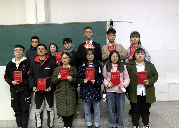 获奖学生与老师合影.jpg 获奖学生与老师合影.jpg