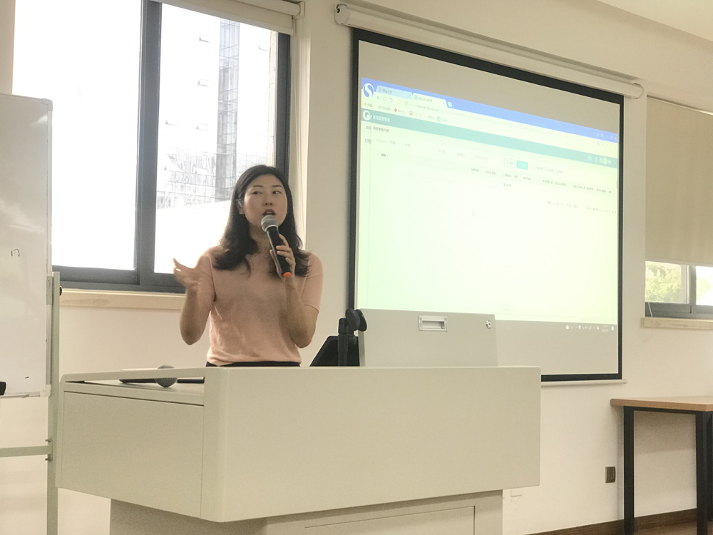 图5曾莲对实验实训教学进行培训1.jpg