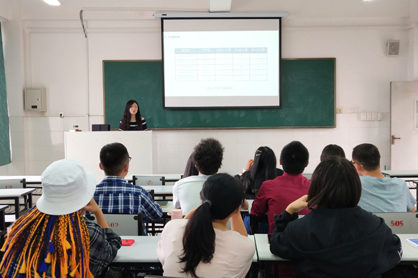 图1:2018级社会工作班会.jpg 图1:2018级社会工作班会.jpg