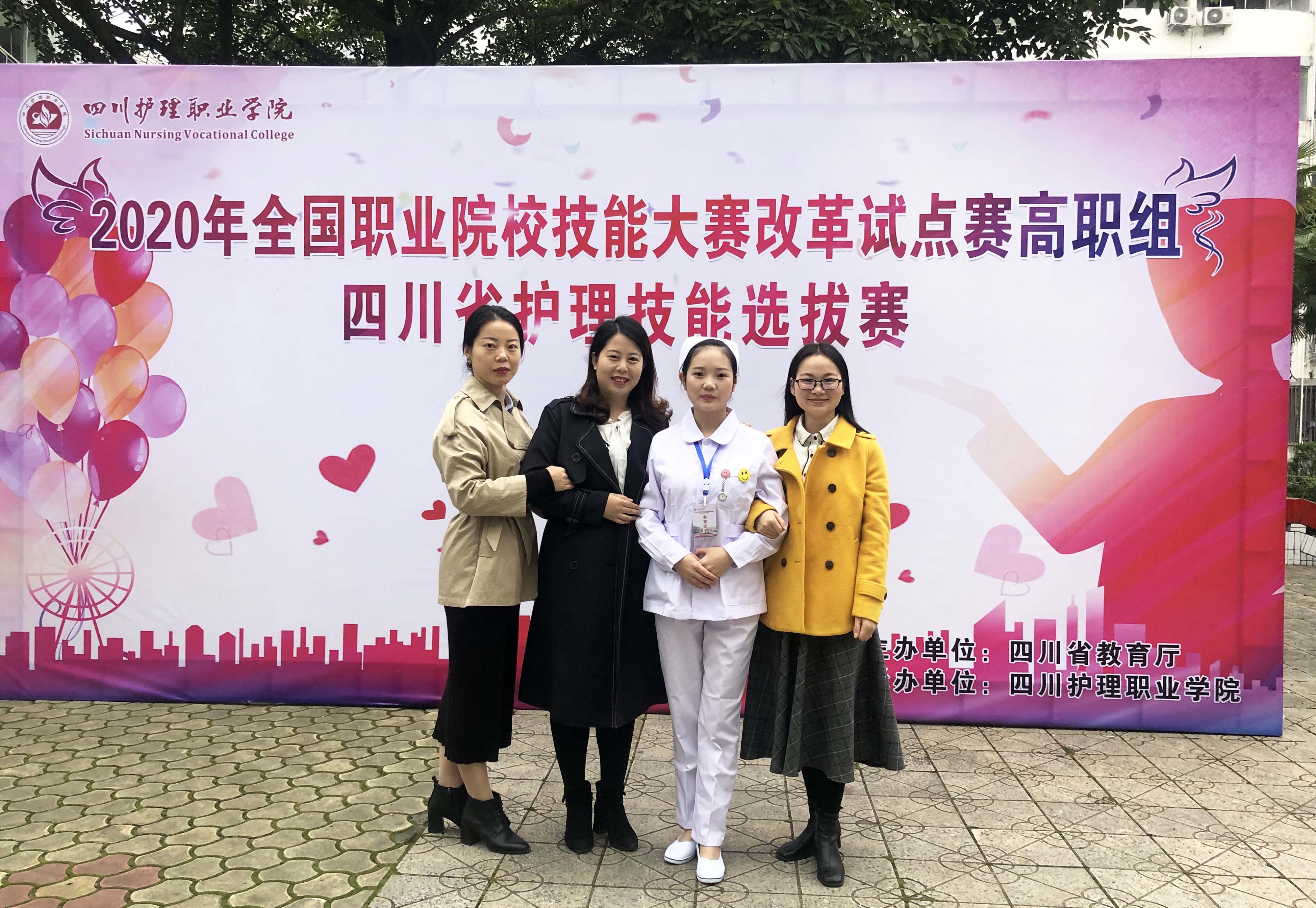 图1 我校参赛选手与带队教师合影1.jpg 图1 我校参赛选手与带队教师合影1.jpg