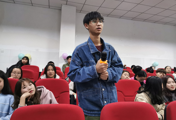 大一学生提问.jpg 大一学生提问.jpg