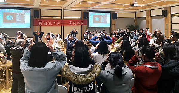 图1-参访学生带领长辈们开展.jpg 图1-参访学生带领长辈们开展.jpg