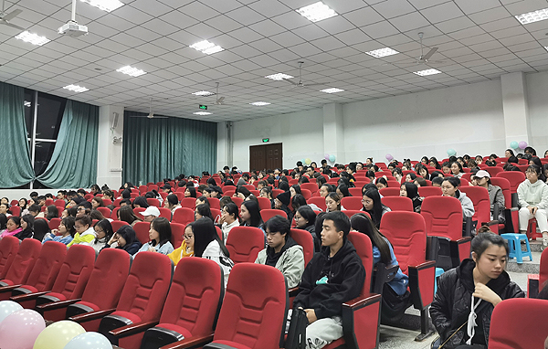 全体学生聆听分享.jpg 全体学生聆听分享.jpg