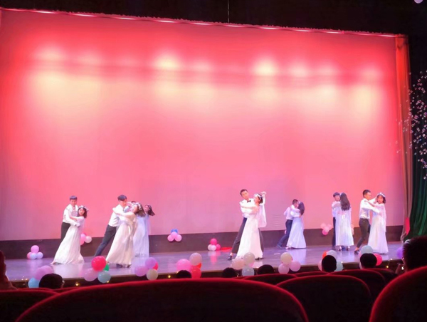 舞蹈表演.jpg 舞蹈表演.jpg