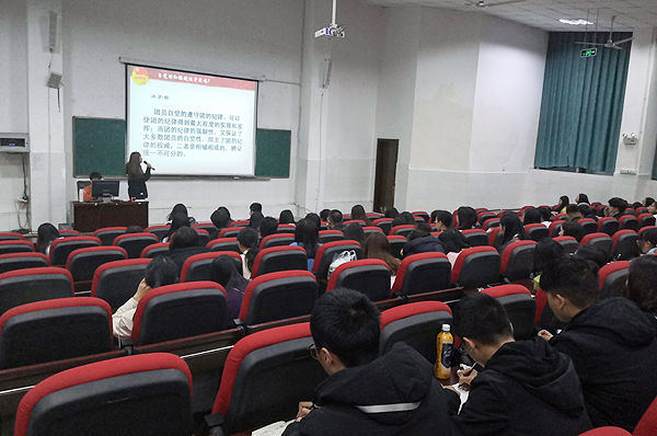 全体同学认真听讲.jpg 全体同学认真听讲.jpg