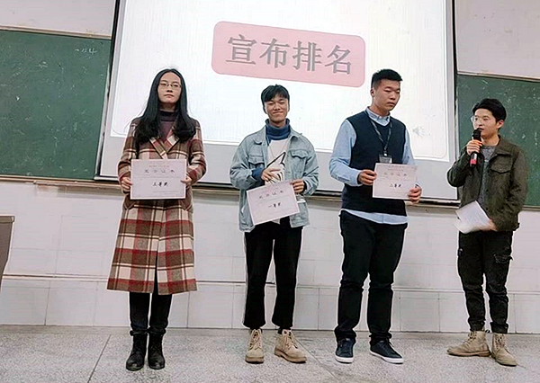 答辩会颁奖.jpg 答辩会颁奖.jpg