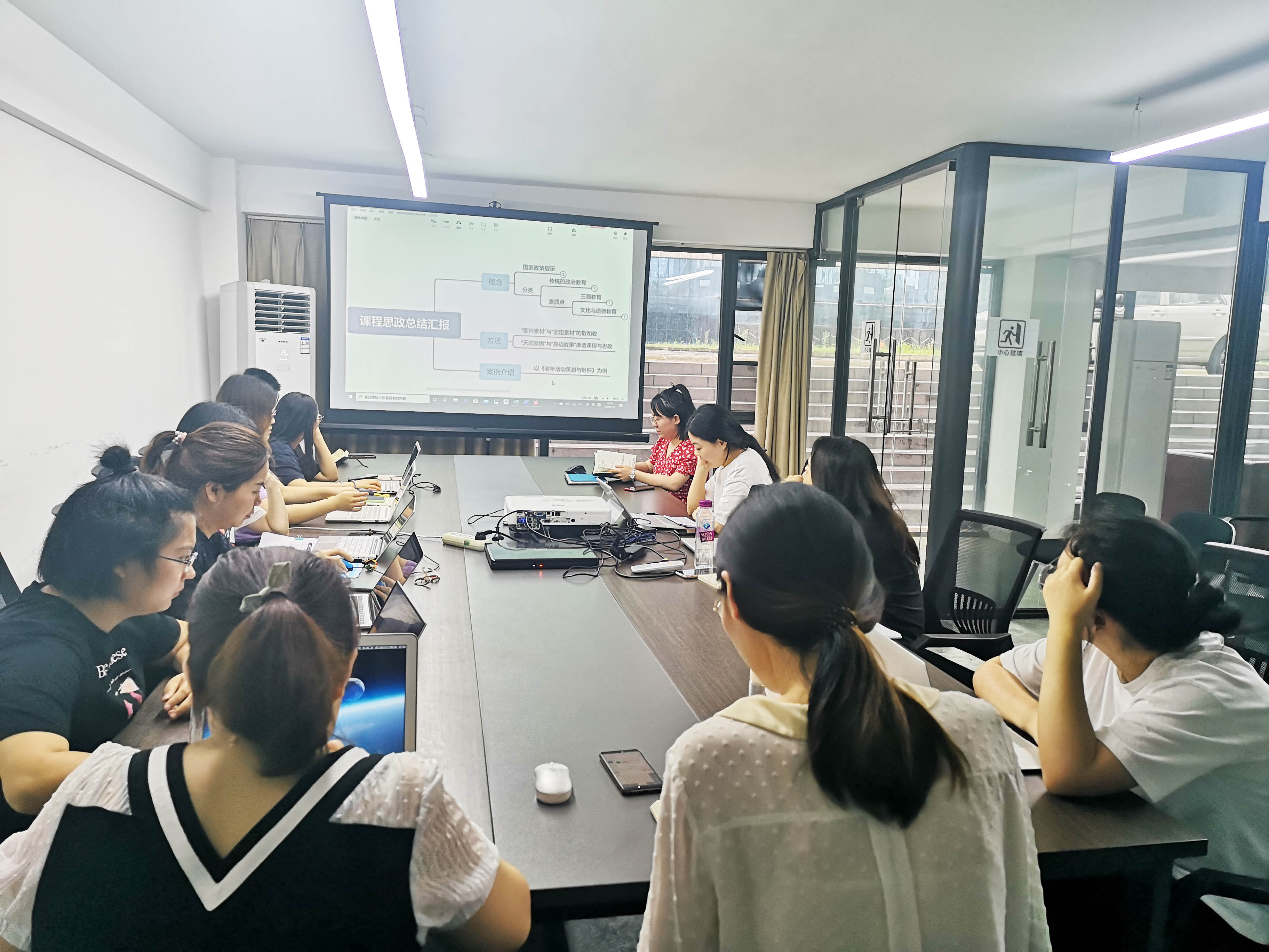 十大网赌正规信誉网址召开课程思政建设总结汇报会1.jpg 十大网赌正规信誉网址召开课程思政建设总结汇报会1.jpg