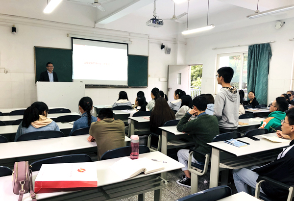图2:学生与专家的交流环节.jpg 图2:学生与专家的交流环节.jpg