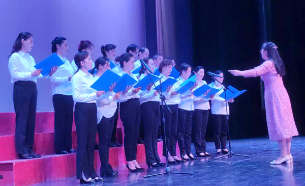歌曲表演.jpg 歌曲表演.jpg