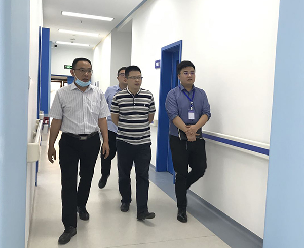图5卫健局领导现场考察.jpg 图5卫健局领导现场考察.jpg