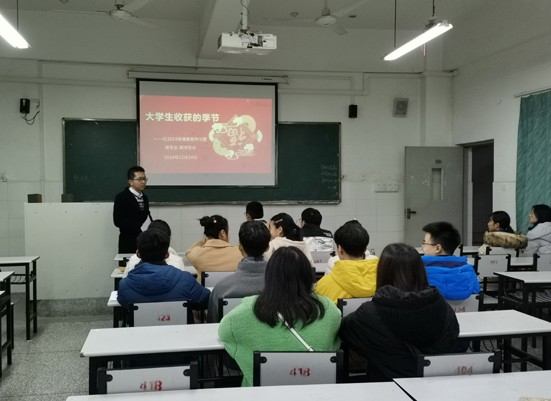 图1--郝老师和同学们交流本学.jpg 图1--郝老师和同学们交流本学.jpg