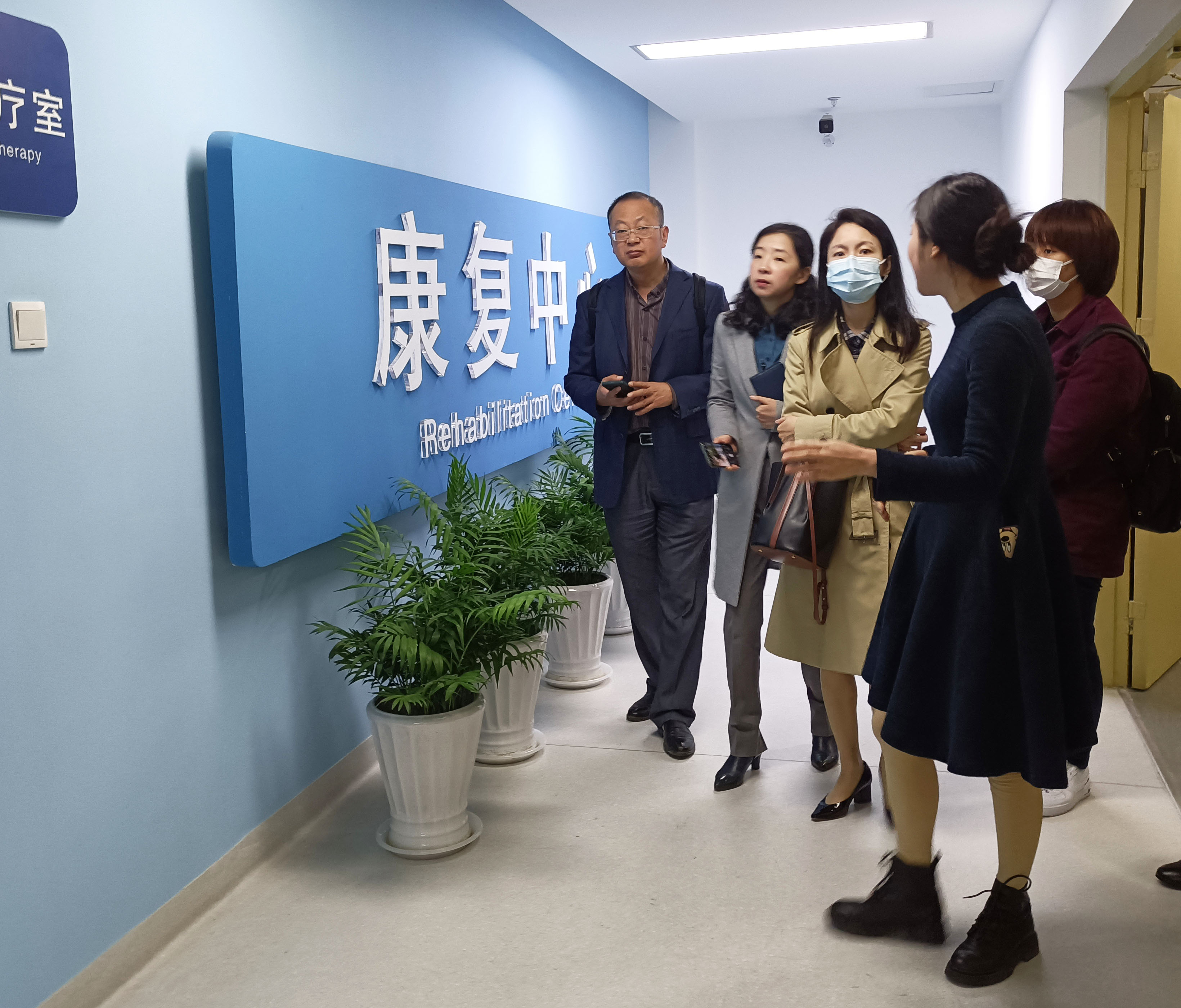 图2-2 参观众和护理中心.jpg 图2-2 参观众和护理中心.jpg