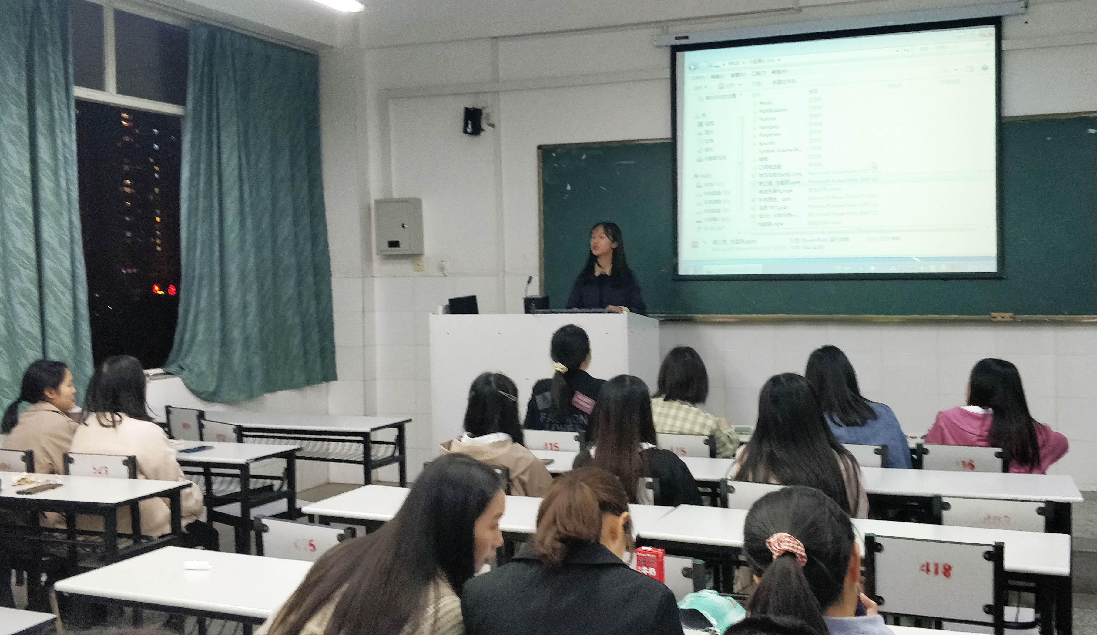 图1 演讲进行时2.jpg 图1 演讲进行时2.jpg