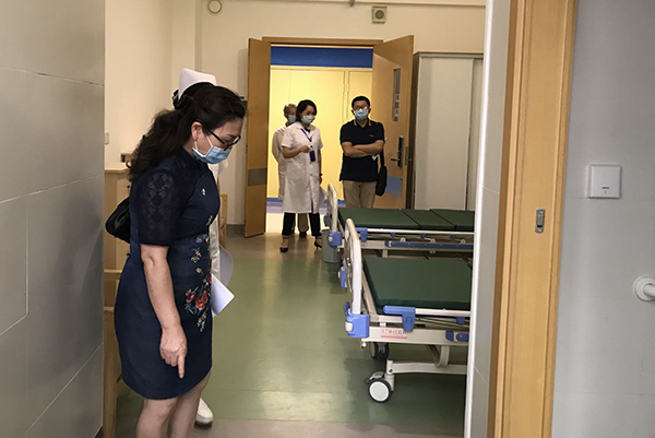 图4护理部专家现场考察.jpg 图4护理部专家现场考察.jpg