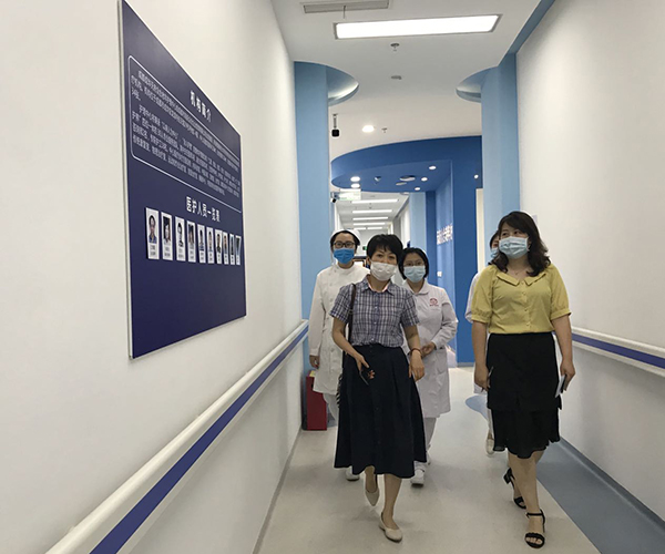 图3院感科专家现场考察.jpg 图3院感科专家现场考察.jpg