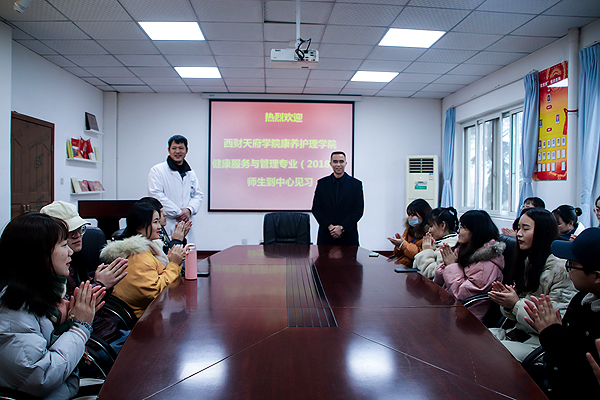 讲解讨论.jpg 讲解讨论.jpg