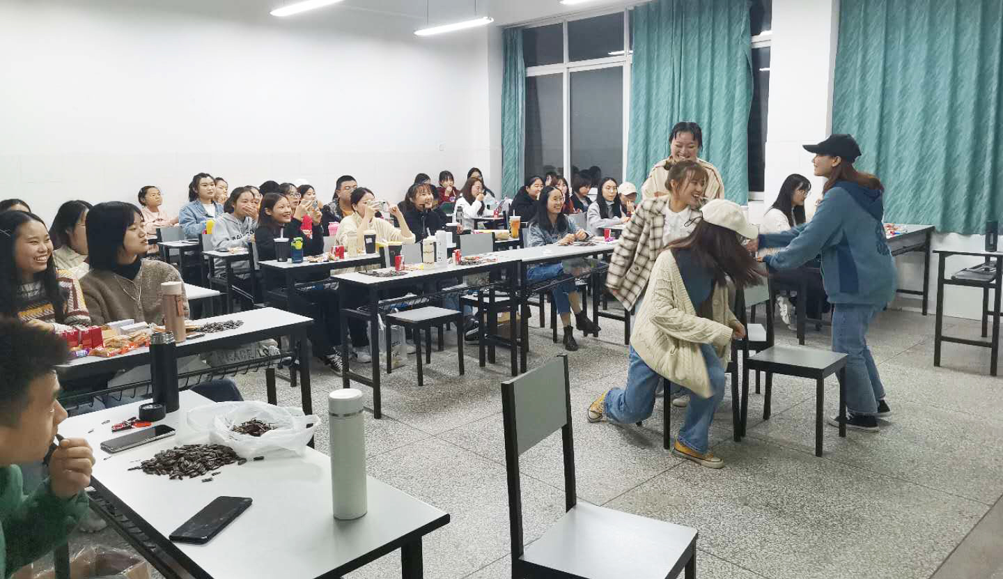 图2 2018级护理学16班活动现场2.jpg 图2 2018级护理学16班活动现场2.jpg