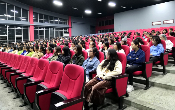 图2-19级学生认真听讲座.jpg 图2-19级学生认真听讲座.jpg