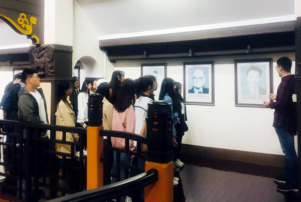 师生共同领略医学历史的价值.jpg 师生共同领略医学历史的价值.jpg