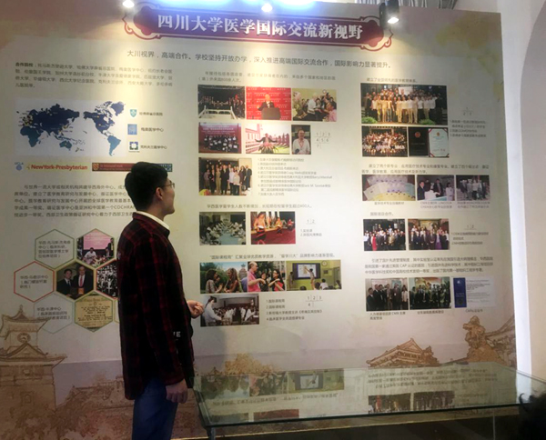 展览馆讲解员细心解说.jpg 展览馆讲解员细心解说.jpg